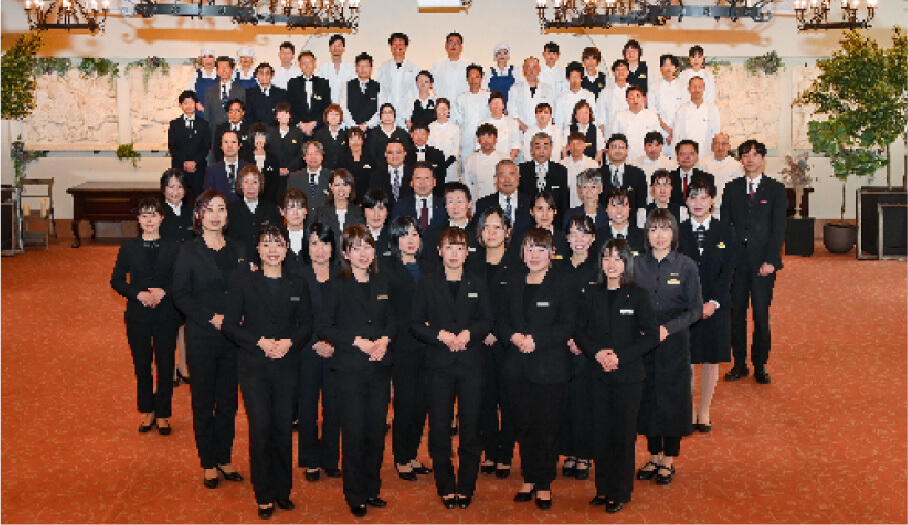 Mishima Plaza Hotel, group photo of the staff