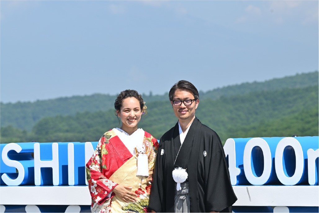 A couple in kimono enjoys the photoshoot by professional photographer