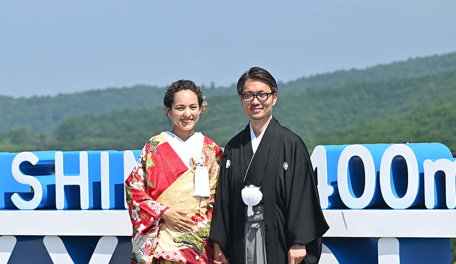 A couple in kimono enjoys the photoshoot by professional photographer