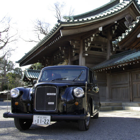 Pickup service service in a classic Aston Martin